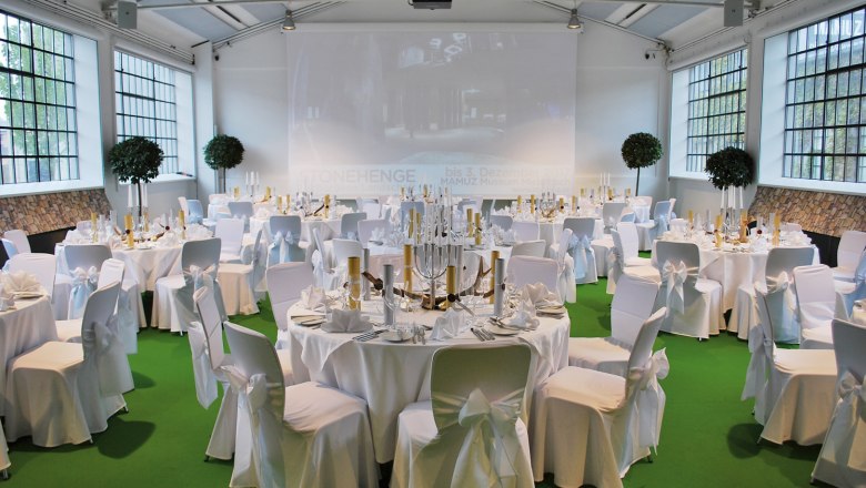 MAMUZ Museum Mistelbach, © MAMUZ Elegant function room with white tables and a green floor.