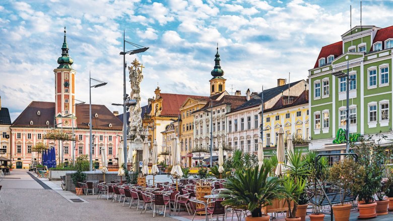 St. Pölten Town Hall Square, © SEPA.Media/Barbara Seiberl-Stark Town Hall Square in St. Pölten with historic buildings and outdoor seating area.