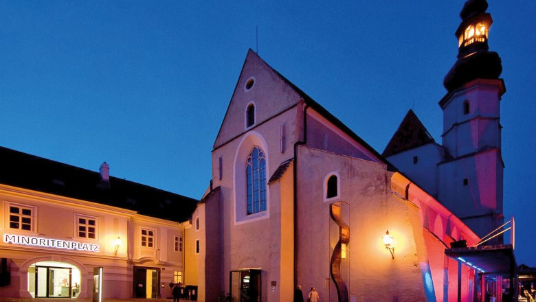 Klangraum Krems Minoritenkirche, © Helmut Lackinger Exterior view of the illuminated Minorite Church in Krems at night.
