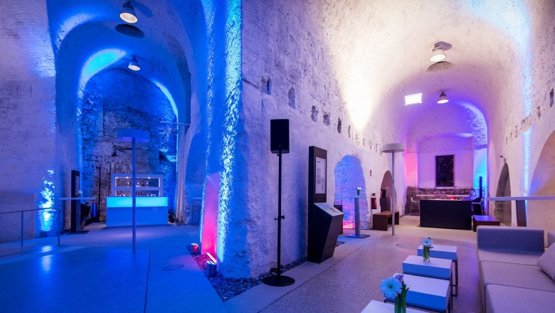 Kasematten, Strada Coperta Lounge, © Christian Husar Interior view of the Kasematten, Strada Coperta Lounge with blue lighting.