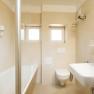 Bad Hotel Kaiser Franz Josef, © Hotel Kaiser Franz Josef Modern bathroom with bathtub, washbasin and toilet.