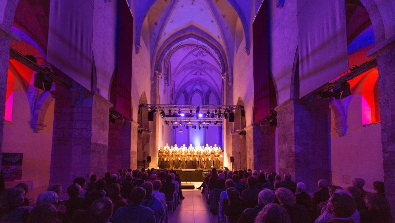 Klangraum Krems Minoritenkirche, © Gerlad Lechner Interior view of the Minorite Church in Krems during a concert with illuminated choir.