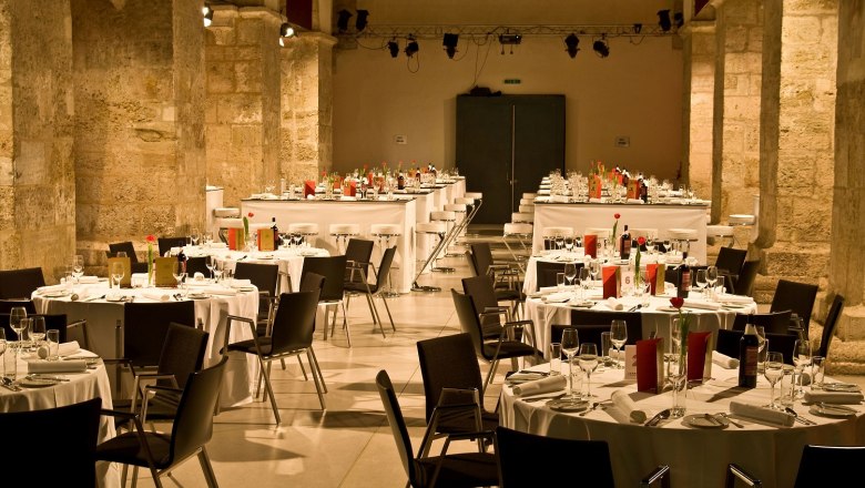 Klangraum Krems Minoritenkirche, © Florian Schulte Elegant banquet hall in a historic church with set tables and chairs.