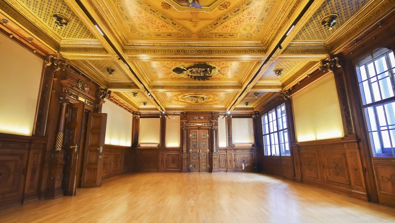 Palais Niederösterreich, Herrensaal, © Event Residenzen Niederösterreich Magnificent hall with richly decorated wooden ceiling and walls in Palais Niederösterreich.