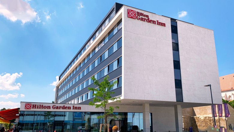 Hilton Garden Inn Wiener Neustadt, © HGI Wiener Neustadt, Gerhard Buchacher Exterior view of the Hilton Garden Inn in Wiener Neustadt in sunny weather.