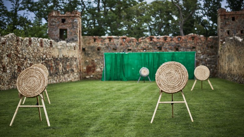 Schallaburg, archery, © Foto Gleiß Archery range with targets in front of an old stone wall.