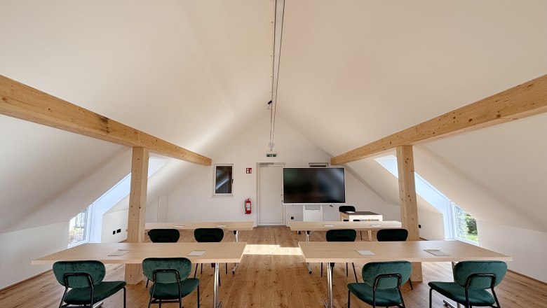 Korngut, seminar room Ideen.Gut 2, © Korngut Modern seminar room with wooden beams, tables and chairs.