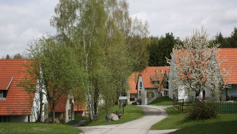 Theater and vacation village Königsleitn, © Theater- und Feriendorf Königsleitn A village with red roofs and blossoming trees in spring.