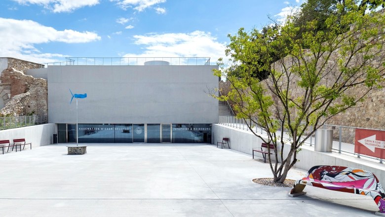 Kasematten Wiener Neustadt, © Stadt Wiener Neustadt / Michael Weller Entrance to the Kasematten in Wiener Neustadt with modern architecture and art bench.
