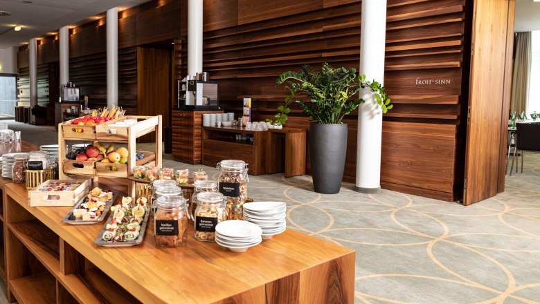 Therme Laa - Hotel & Silent Spa, seminar break, © Ideenladen Buffet with snacks and drinks in a modern seminar room.