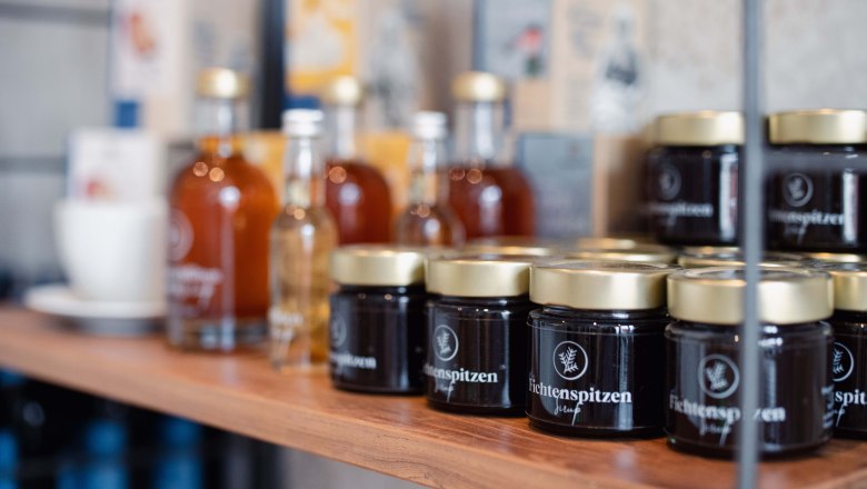 Shelf with glasses and bottles in the Taflerei store.