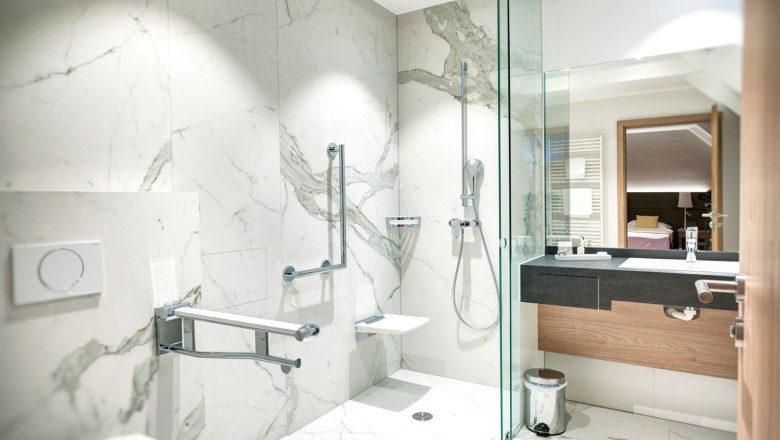 Bathroom - barrier-free, &copy; 2023_Hotel Turmhof