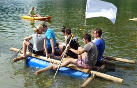 TEAMbuilder, building a raft, © TEAMbuilder