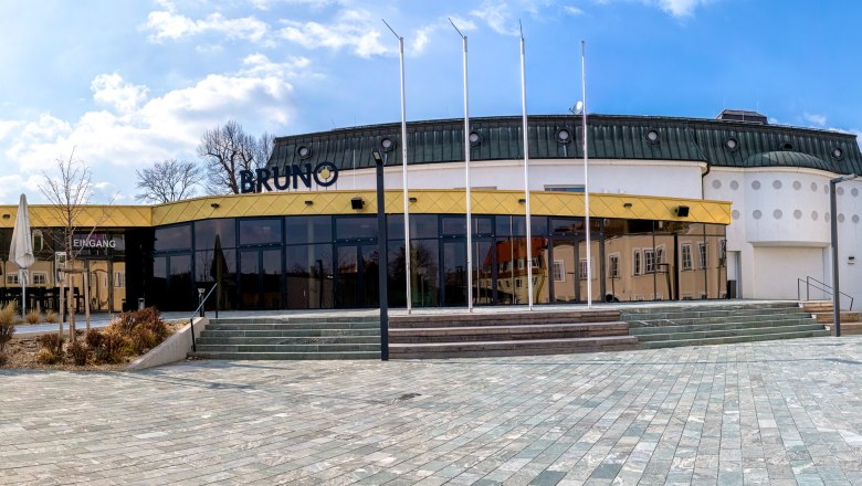 Exterior view of a modern building with the inscription 'BRUNO'.