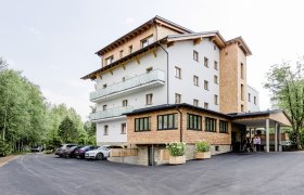 Exterior view of the R&R Residenzen Hotel Mitterbach with modern balconies and wooden cladding.