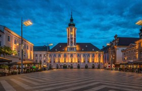 Evening view of the illuminated town hall square in St. P&ouml;lten with the town hall in the background.