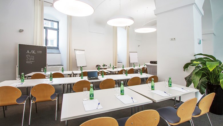 Conference room in the Hotel Altes Kloster with tables, chairs and flipcharts.