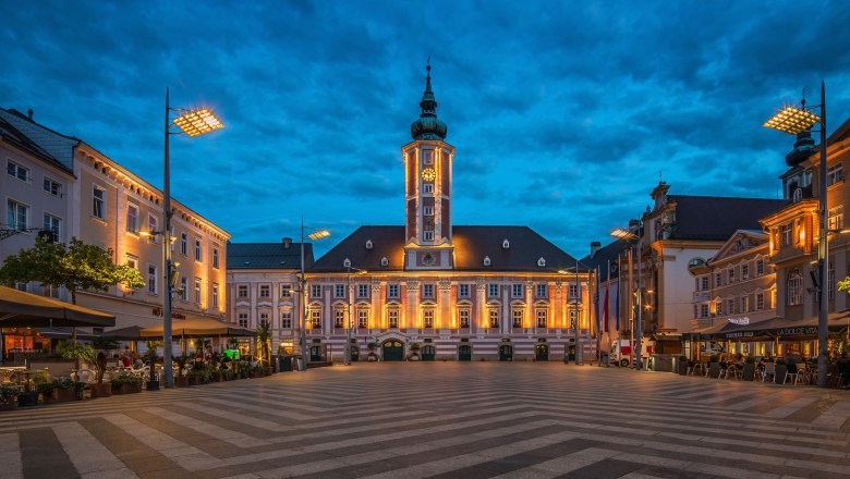 Evening view of the illuminated town hall square in St. P&ouml;lten with the town hall in the background.