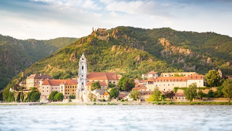 View of Dürnstein, © Chris Saupper View of Dürnstein with monastery and castle ruins in front of wooded hills.