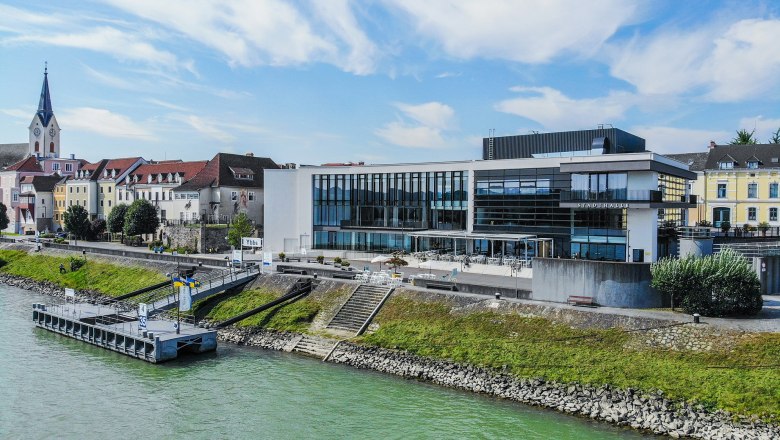 Stadthalle Ybbs an der Donau with surrounding buildings and church.