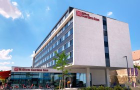 Exterior view of the Hilton Garden Inn in Wiener Neustadt in sunny weather.
