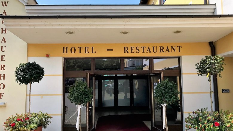 hotel_entrance_cross_c_wachauerhof, &copy; Wachauerhof