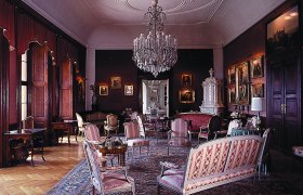 The Red Salon at Artstetten Castle, © Schloss Artstetten Elegant salon with antique furniture, chandelier and paintings.