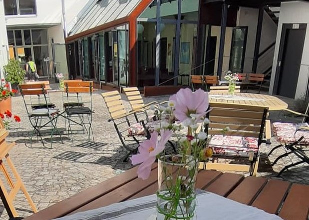 Inner courtyard with restaurant, &copy; vierzigerhof