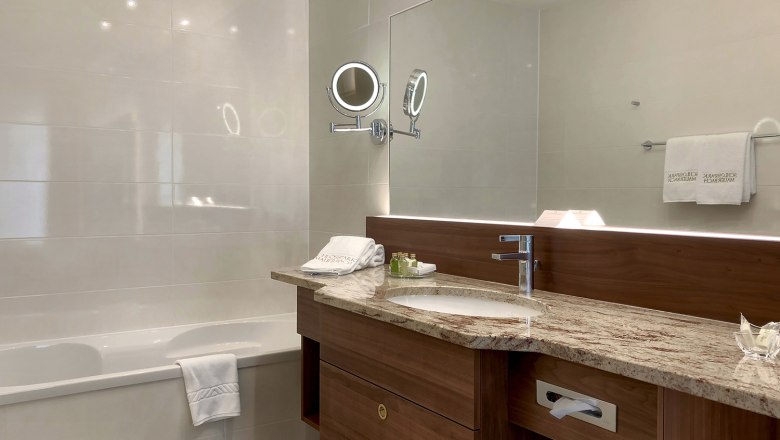 Bathroom Deluxe Room, &copy; Schlosspark Mauerbach