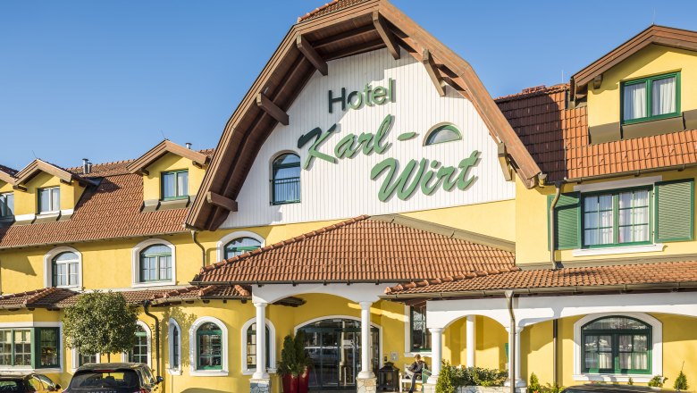 Yellow hotel building with the lettering 'Hotel Karl-Wirt' on the gable.