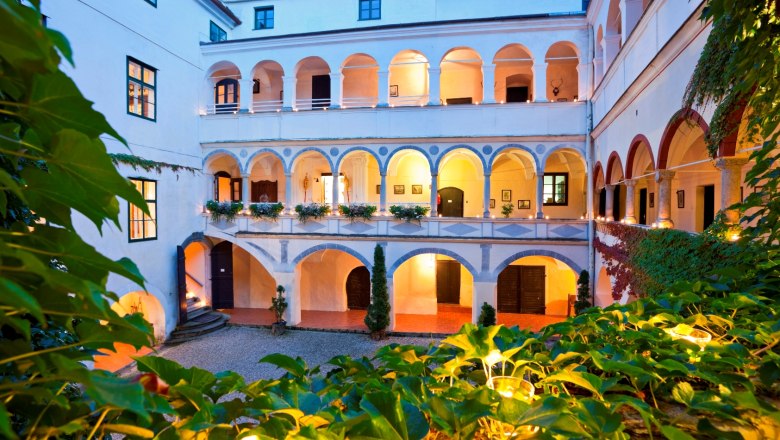 Inner courtyard in the evening, © Schloss Ernegg