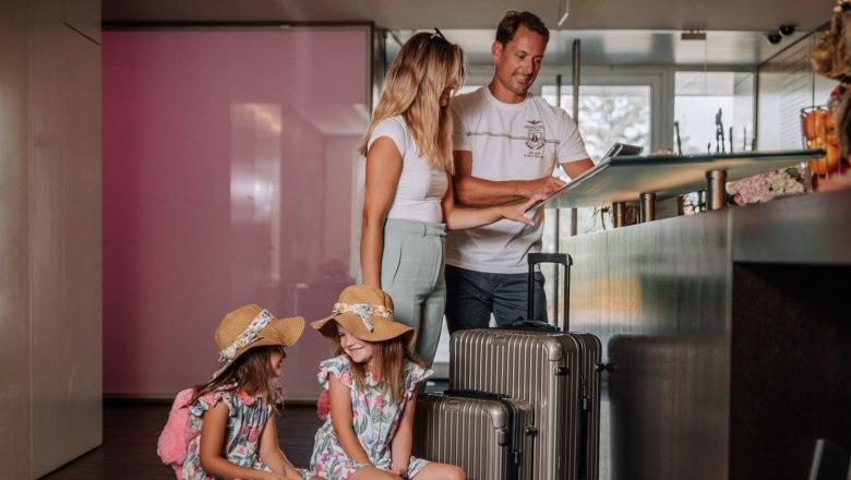 Family at the reception desk at HEINhotel vienna airport
