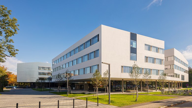 Modern buildings on the St. P&ouml;lten campus in sunny weather.