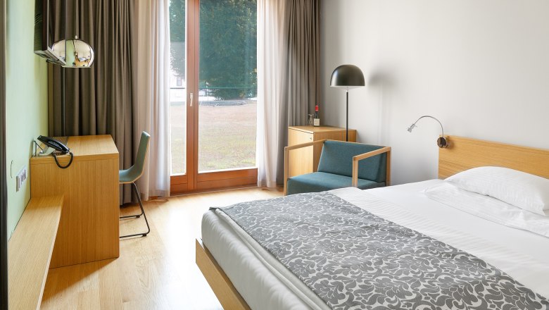 Park view single room queen size, &copy; Peter Hruska