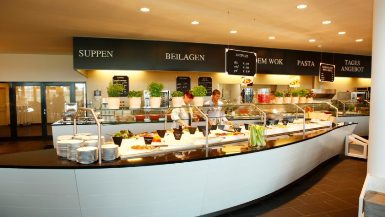 Buffet area at the Rosenberger Seminar-Hotel Deutsch-Wagram with various dishes and signage.