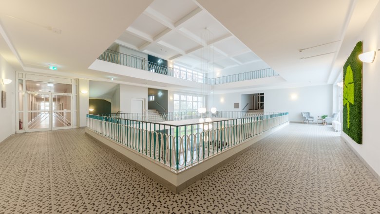 campus-horn-atrium-view-staircase-wide-angle_-min, &copy; campus Horn