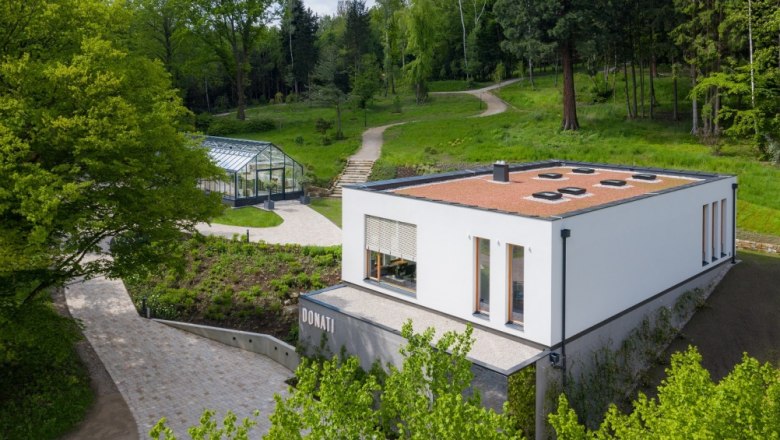 Modern building in the Donati Garden with surrounding nature.