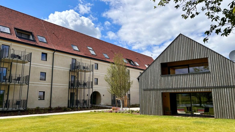 Courtyard view, &copy; korngut