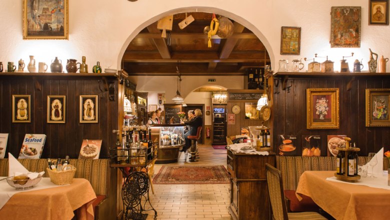 Cozy dining room with wooden furniture and decorations in the Hotel Post-H&ouml;nigwirt.