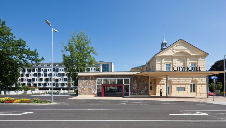 Exterior view of the Cityhotel D & C with the modern and historical parts of the building.