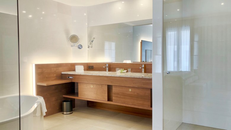 Junior Suite bathroom, &copy; Schlosspark Mauerbach
