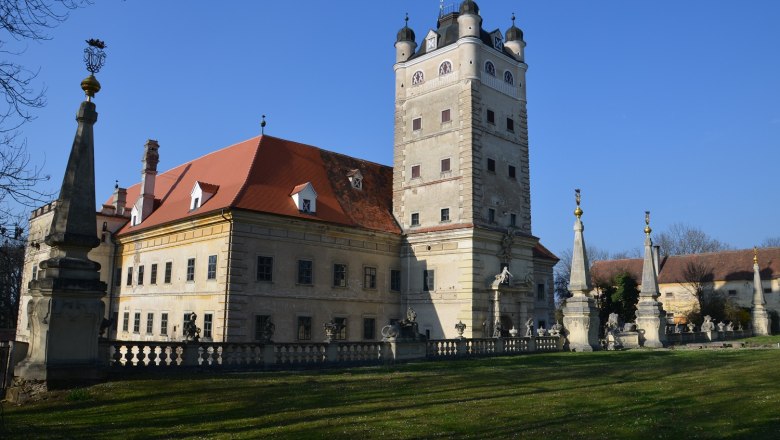Renaissance Greillenstein Castle with tower and garden in the foreground.