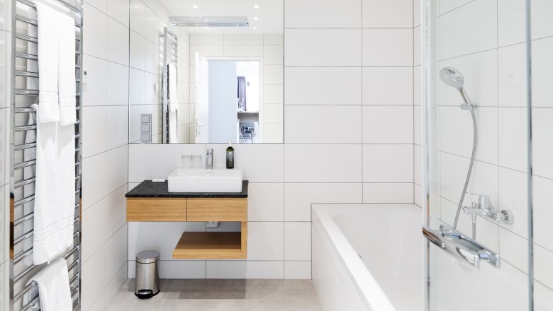 Executive Suite Bathroom, &copy; Peter Hruska