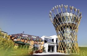 Exterior view of the Haubiversum with a tower and a crispy house.