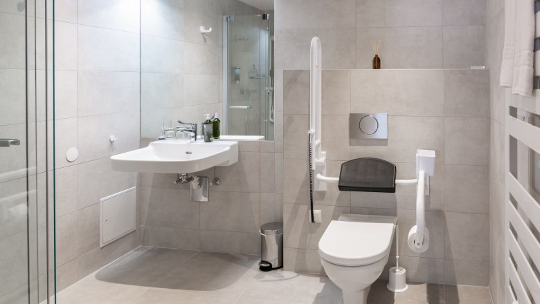 Junior Suite bathroom, &copy; Peter Hruska