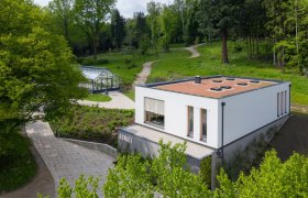 Modern building in the Donati Garden with surrounding nature.
